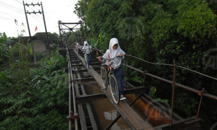 Učenici u Indoneziji idu u školu preko visećeg mosta
