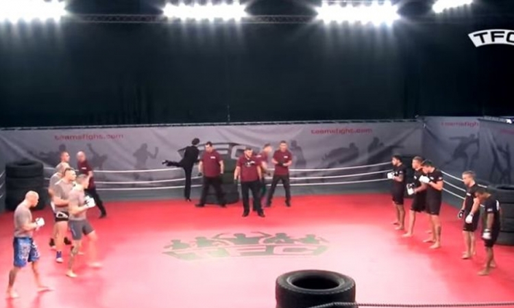 Haos u ringu - MMA tuča pet na pet