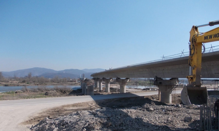 Pri kraju izgradnja desne strane mosta