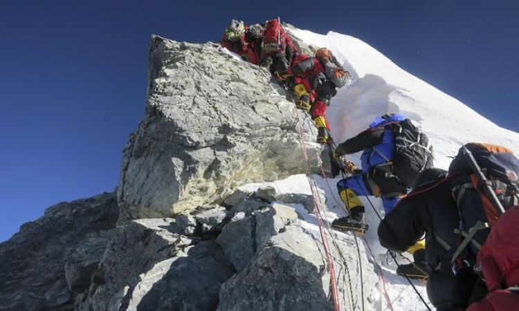 Tragedija na Mont Everestu, 13 mrtvih