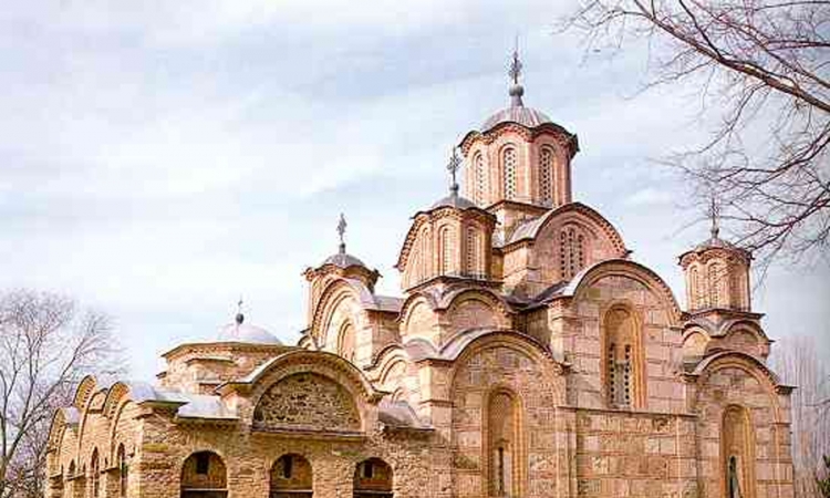 U manastiru Gračanica na jutrenju nekoliko stotina vjernika