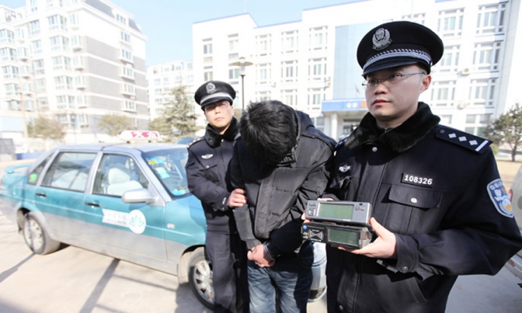 Kineski policajci počeli da nose pištolje