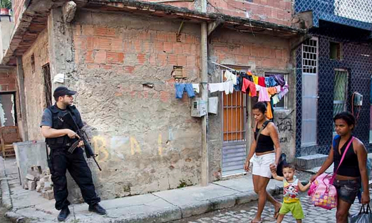 Neredi u siromašnim favelama Ria