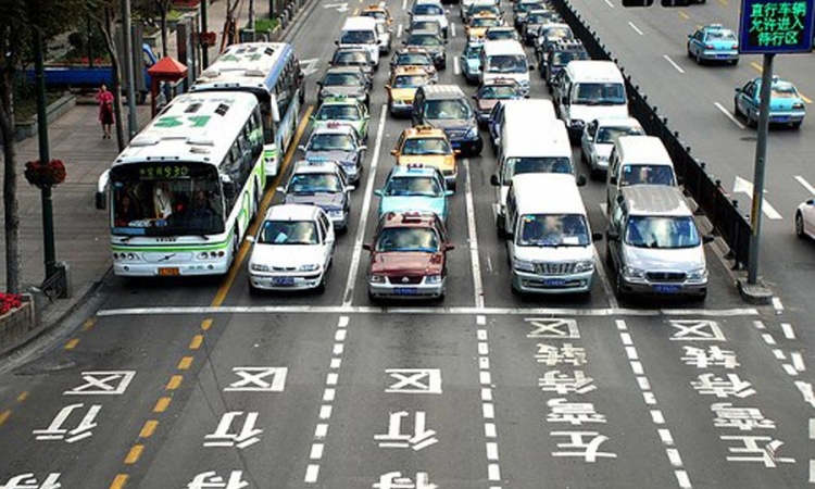 Kina isključuje iz saobraćaja 6 miliona automobila