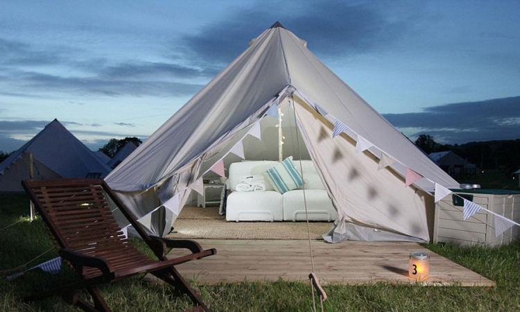 Luksuzni šatori na blatnjavom festivalu