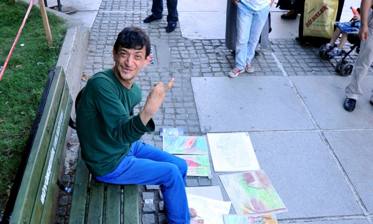 Uprkos paralizi, mladić izdržava porodicu crtajući nogama