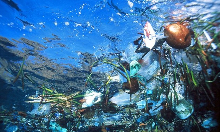 Zašto nestaje plastični otpad u okeanima