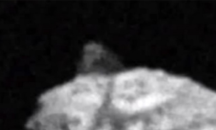 Asteroid sa crnom piramidom leti prema Zemlji