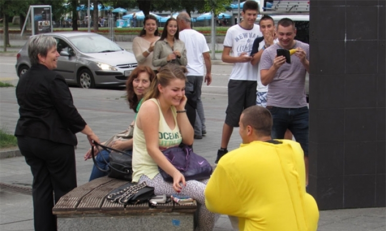 Teletabis na Trgu Krajine zaprosio djevojku