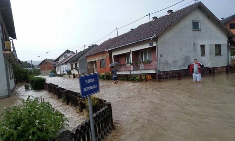 Nevrijeme u Kostajnici, poplavljeno više od stotinu objekata 