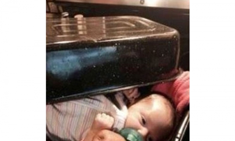 Bebi usta zalijepila trakom i stavila je u posudu za pečenje