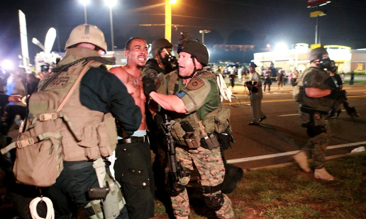 Policija u Fergusonu pod teškom paljbom