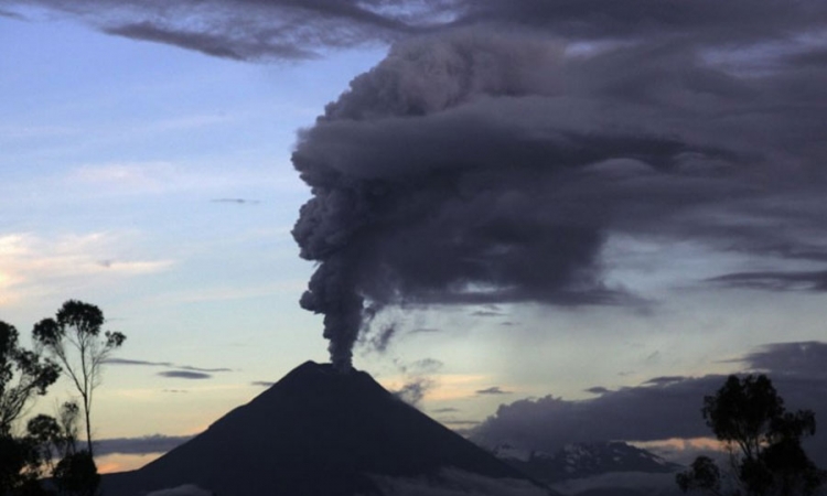 Aktivirao se vulkan u Ekvadoru, stub pepela visok tri km