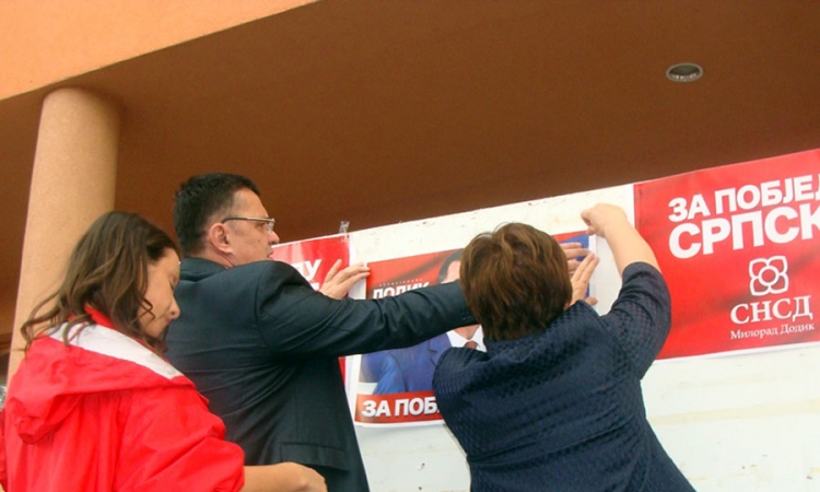 Simbolično zaplijepljeni plakati stranačkih kandidata
