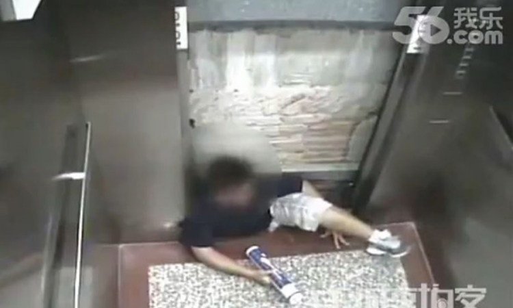 Studenta zgnječio lift (Uznemirujući VIDEO)