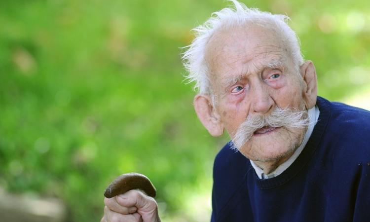 U 105. godini vidi bez naočara