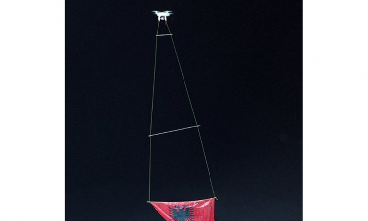 Dron sa zastavom Albanije na utakmici u Valoni