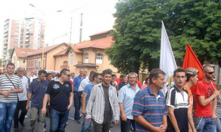 Nezadovoljni radnici blokirali raskrsnicu u Tuzli