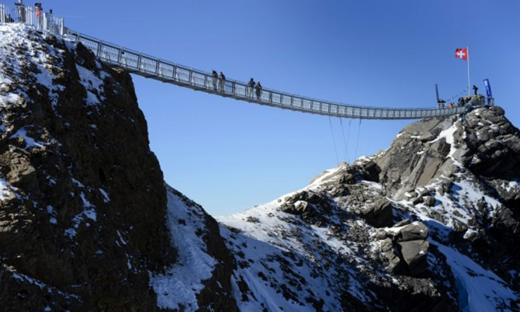 Prošetajte mostom koji povezuje dva alpska vrha