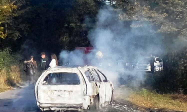 Zapalio se automobil u vožnji