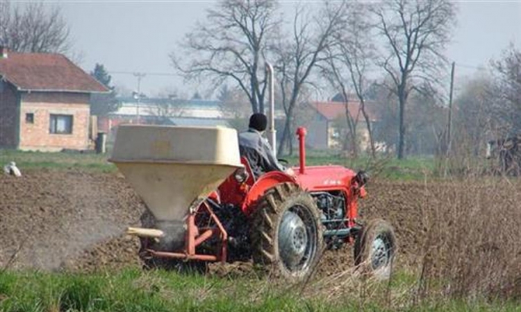 Očistiti blato sa poljoprivrednih vozila