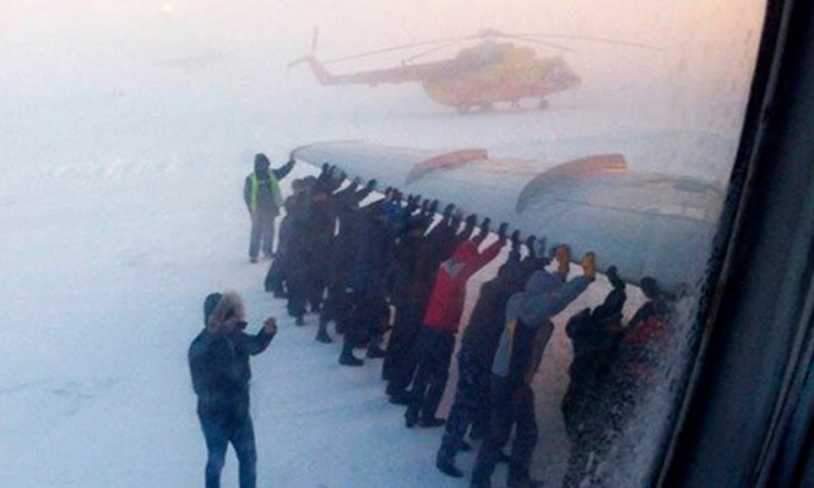 U Sibiru putnici gurali avion