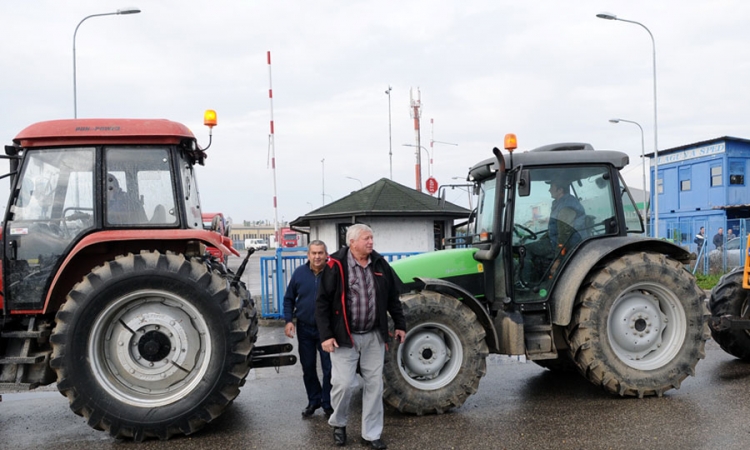 Poljoprivrednici blokirali Carinski terminal u Orašju