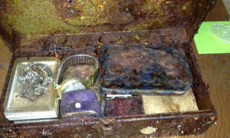 Čisteći dedinu kuću našli sef sa srebrnim polugama