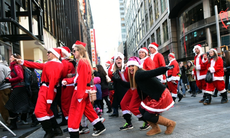 Počela parada Djeda Mrazova u Njujorku