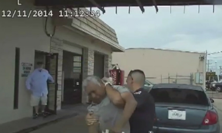 Policajac pretukao starca zbog naljepnice