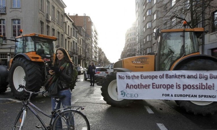 Traktorima blokirali sjedište EU