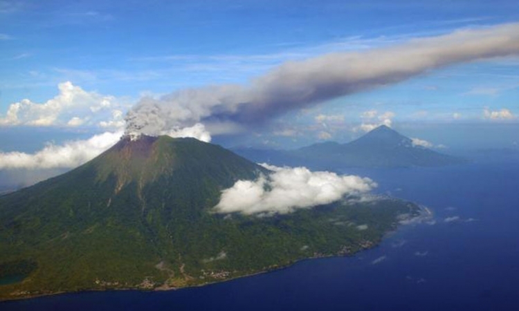 Proradio vulkan u Indoneziji, povrijeđeno devetoro ljudi
