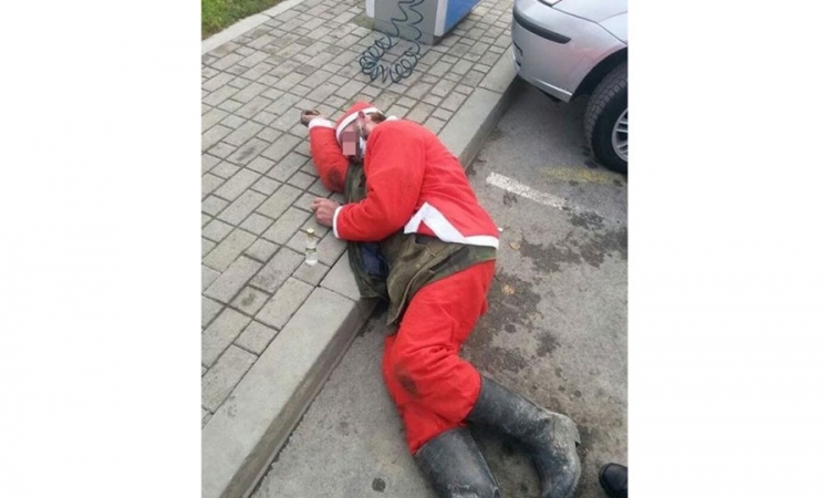 Pijani Djed Mraz zaspao na parkingu u Novom Sadu