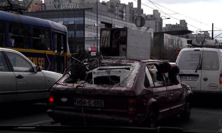 Romska porodica se prevozi u raspadnutom automobilu