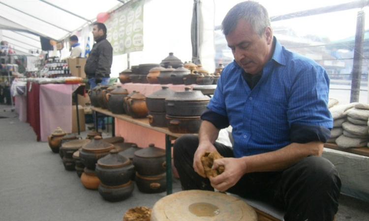 Grnčar iz sela Liješevo radi na točku starom 500 godina