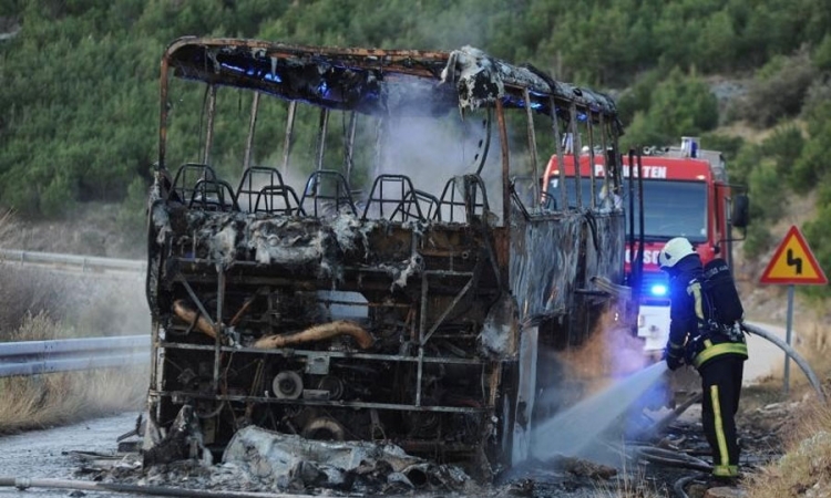 Zapalio se autobus, planula i šuma   