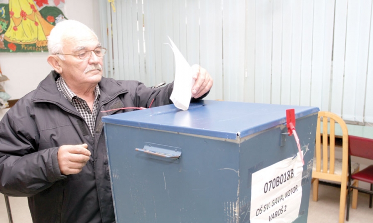Glasači dobili listiće poslije referenduma