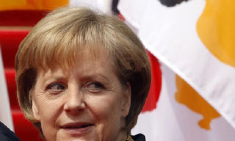 Merkel: Sramota da su Jevreji i danas suočeni sa uvredama
