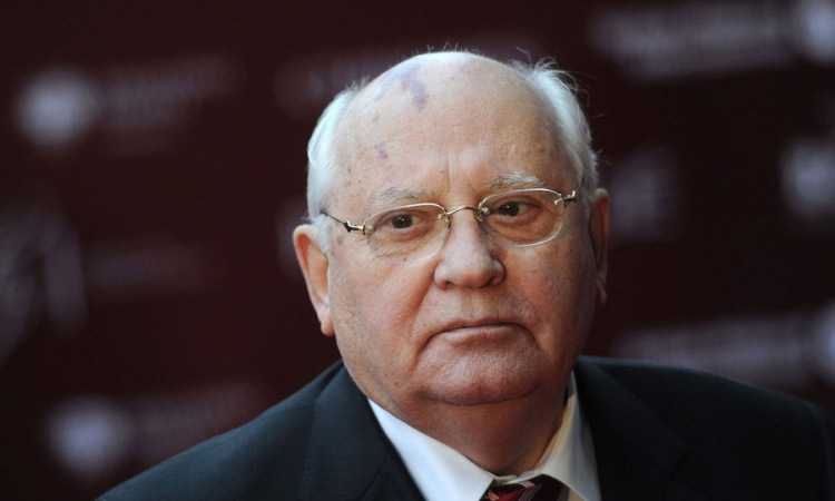 Gorbačov: Amerika tone, za sobom želi da povuče i Rusiju