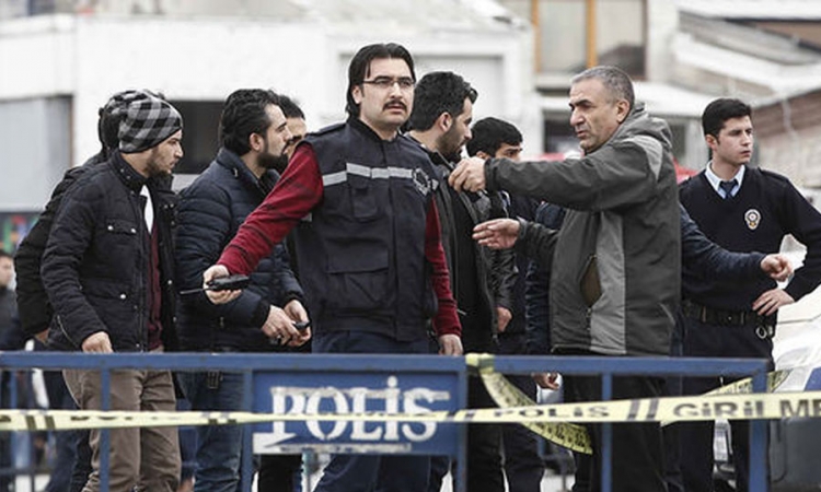 Žena pucala iz kalašnjikova na policiju u Istanbulu