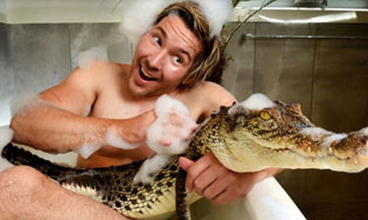 Australac dijeli kupku s krokodilom