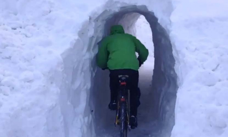 Kopaju tunele kroz snijeg kako bi izašli iz svojih kuća