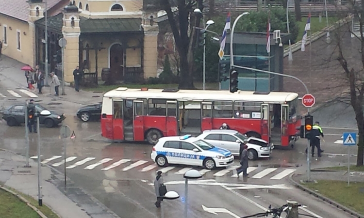 Sudar autobusa i audija kod zgrade Vlade RS