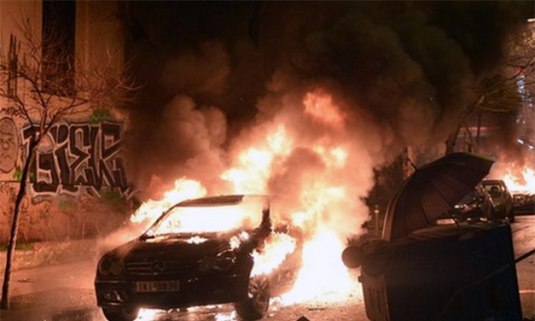 Demonstranti u Atini palili trgovine i automobile