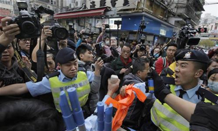 Sukobi u Hong Kongu, policija upotrijebila suzavac