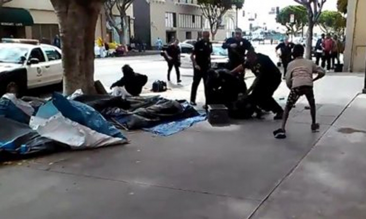 Čarli Bek: Beskućnik u Los Anđelesu je oteo pištolj policajcu