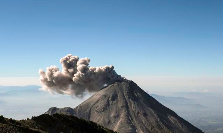 Zbog erupcije vulkana Viljarika evakuisano 3.000 ljudi