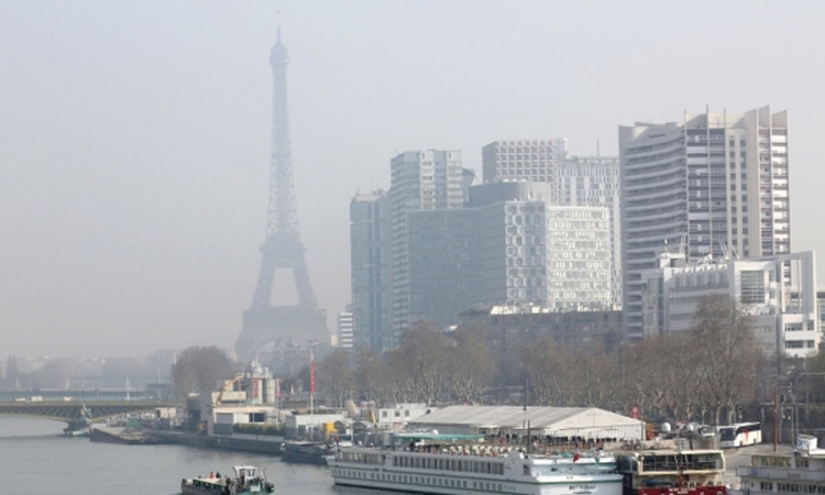 Smog prekrio Ajfelov toranj u Parizu