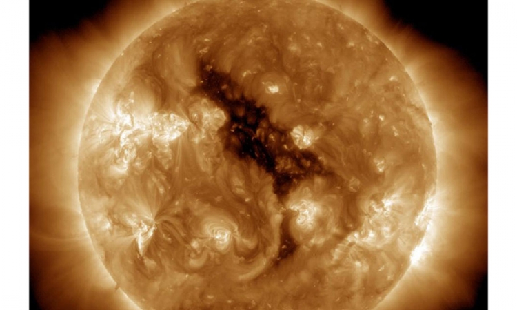 NASA snimila dvije ogromne rupe na Suncu