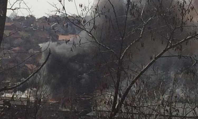 Gori deponija fabrike "Zastava" u Kragujevcu, dim se vidi iz cijelog grada